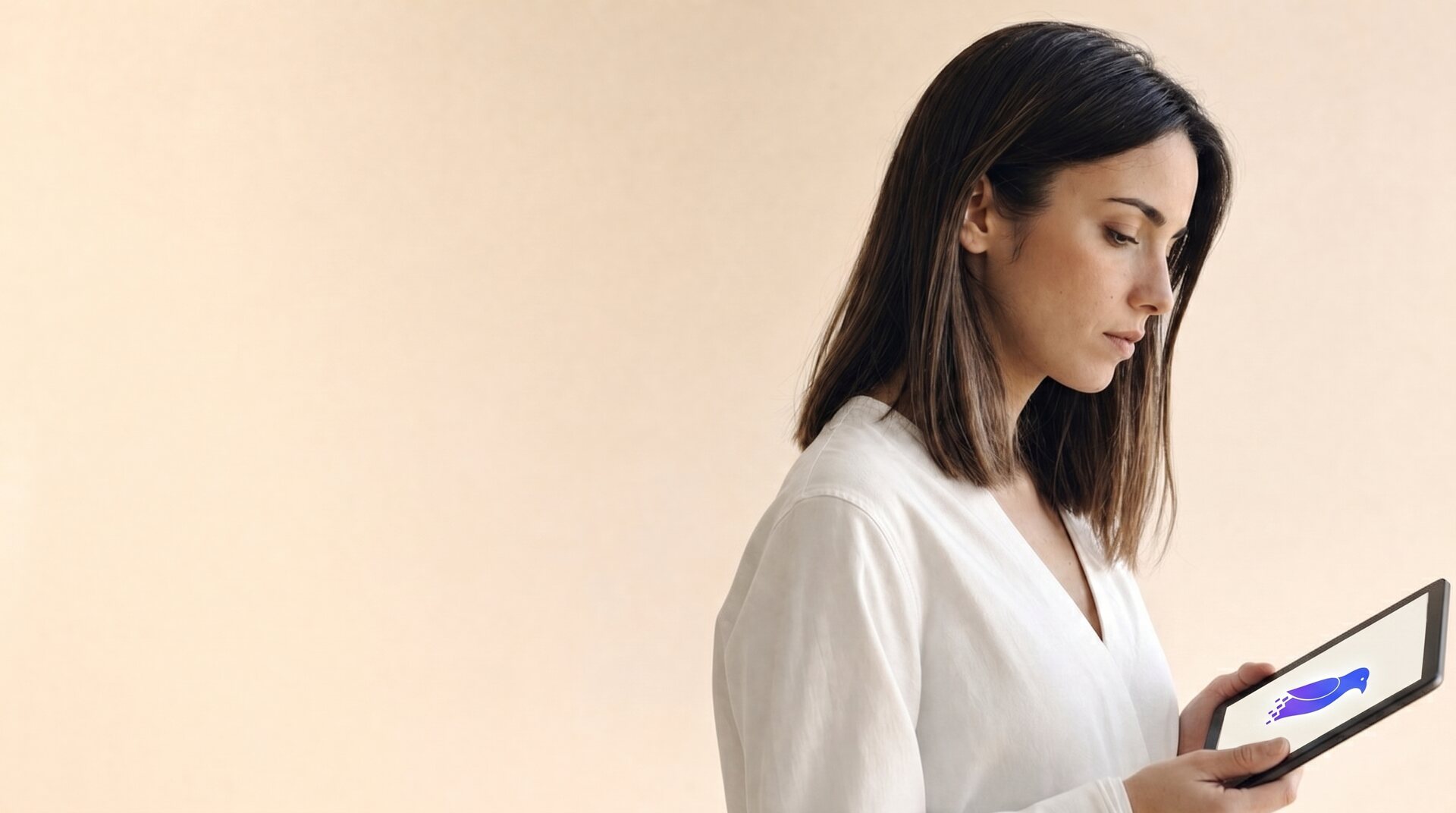 DSGA al lavoro con tablet, profilo, luce naturale